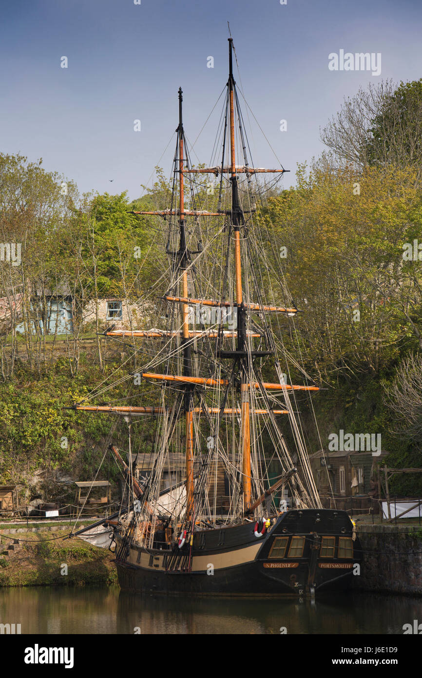 Regno Unito, Cornwall, St Austell, Charlestown, alto veliero Phoenix, 1929 costruito due masted brig ormeggiati in porto ormeggiato sotto Shipwreck Museum Foto Stock