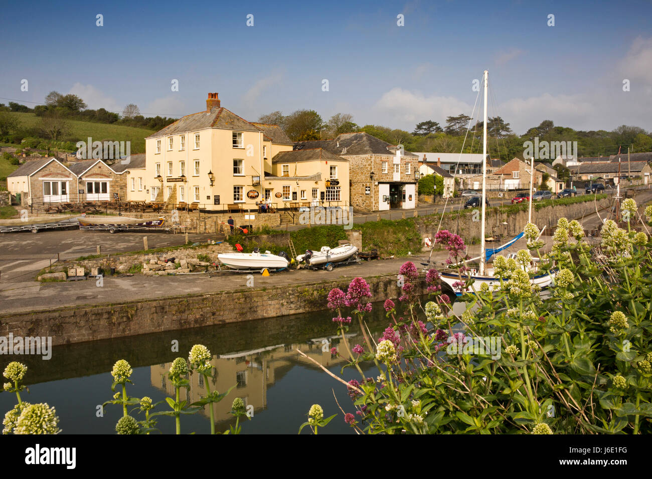 Regno Unito, Cornwall, St Austell, Charlestown, Pier House Hotel Harbourside Inn accanto al porto storico Foto Stock