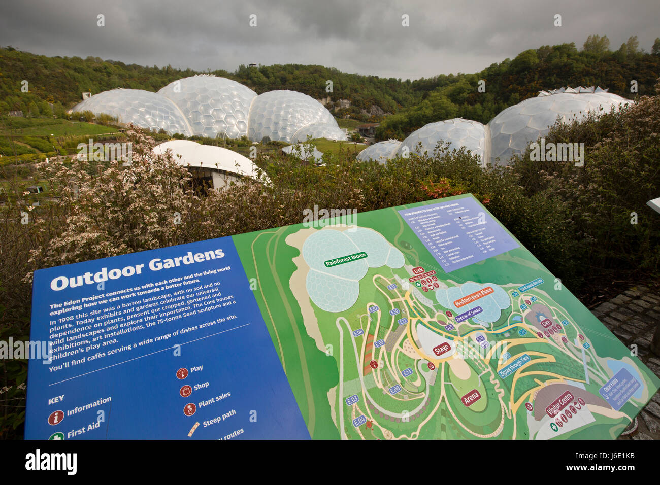 Regno Unito, Cornwall, St Austell, Bodelva, Eden Project, foresta pluviale e mediterraneo biomi, con piano del sito Foto Stock