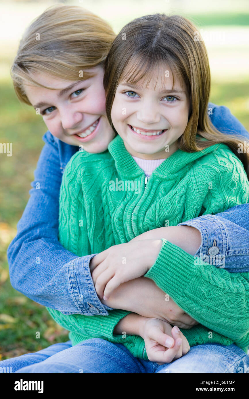 Ritratto sorelle lieto abbastanza ambizioso entusiasta merry raggiante di gioia Foto Stock