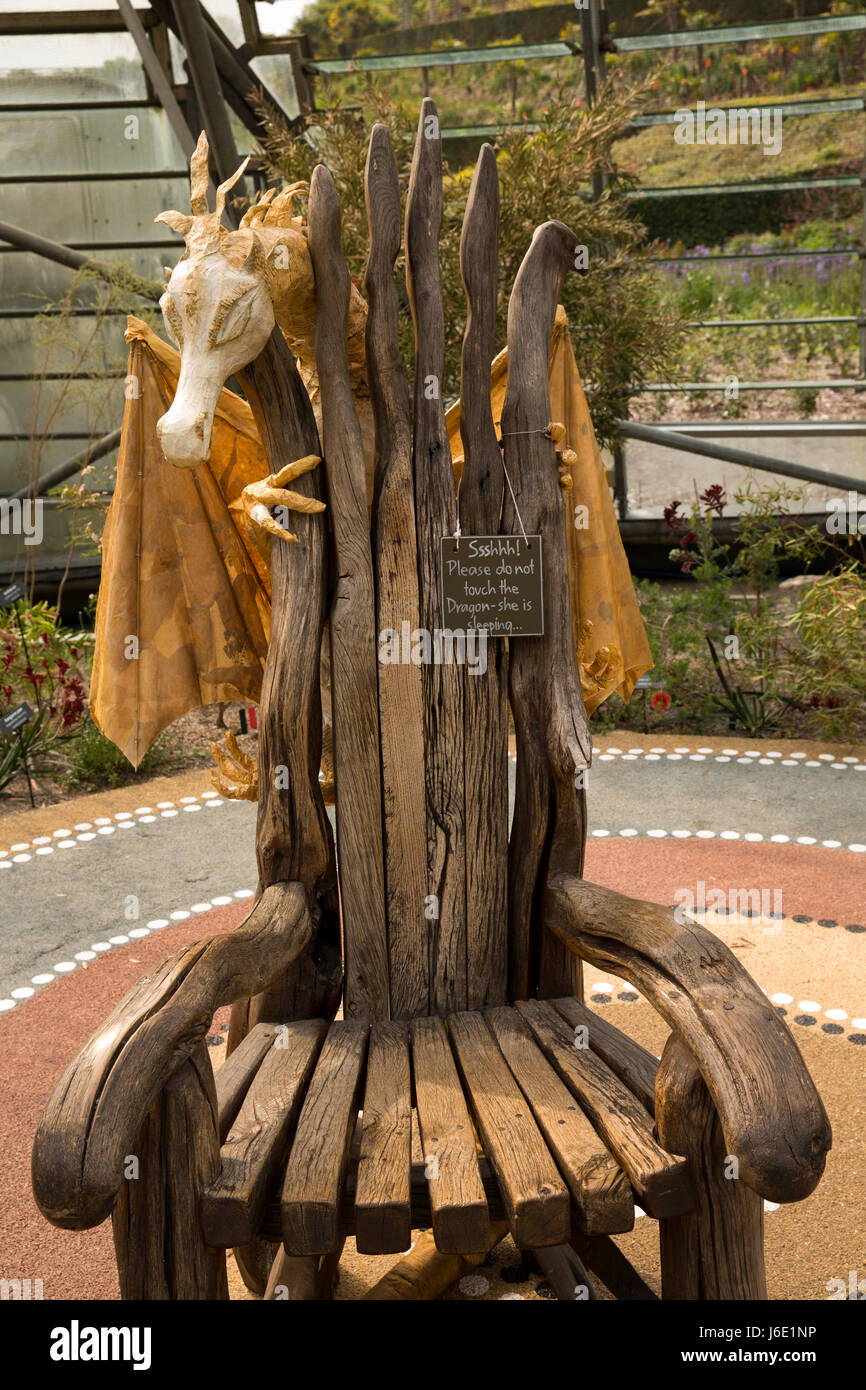 Regno Unito, Cornwall, St Austell, Bodelva, Eden Project, Mediterraneo Biome, Dragon sedia driftwood scultura del sedile Foto Stock