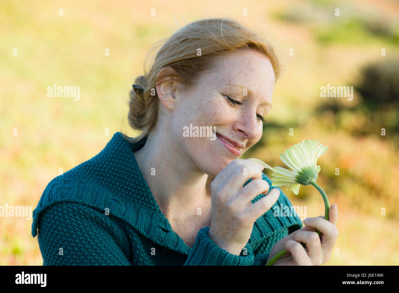 Donna di piante e fiori ritratto bianco caucasico europea lentiggini redhead donna Foto Stock