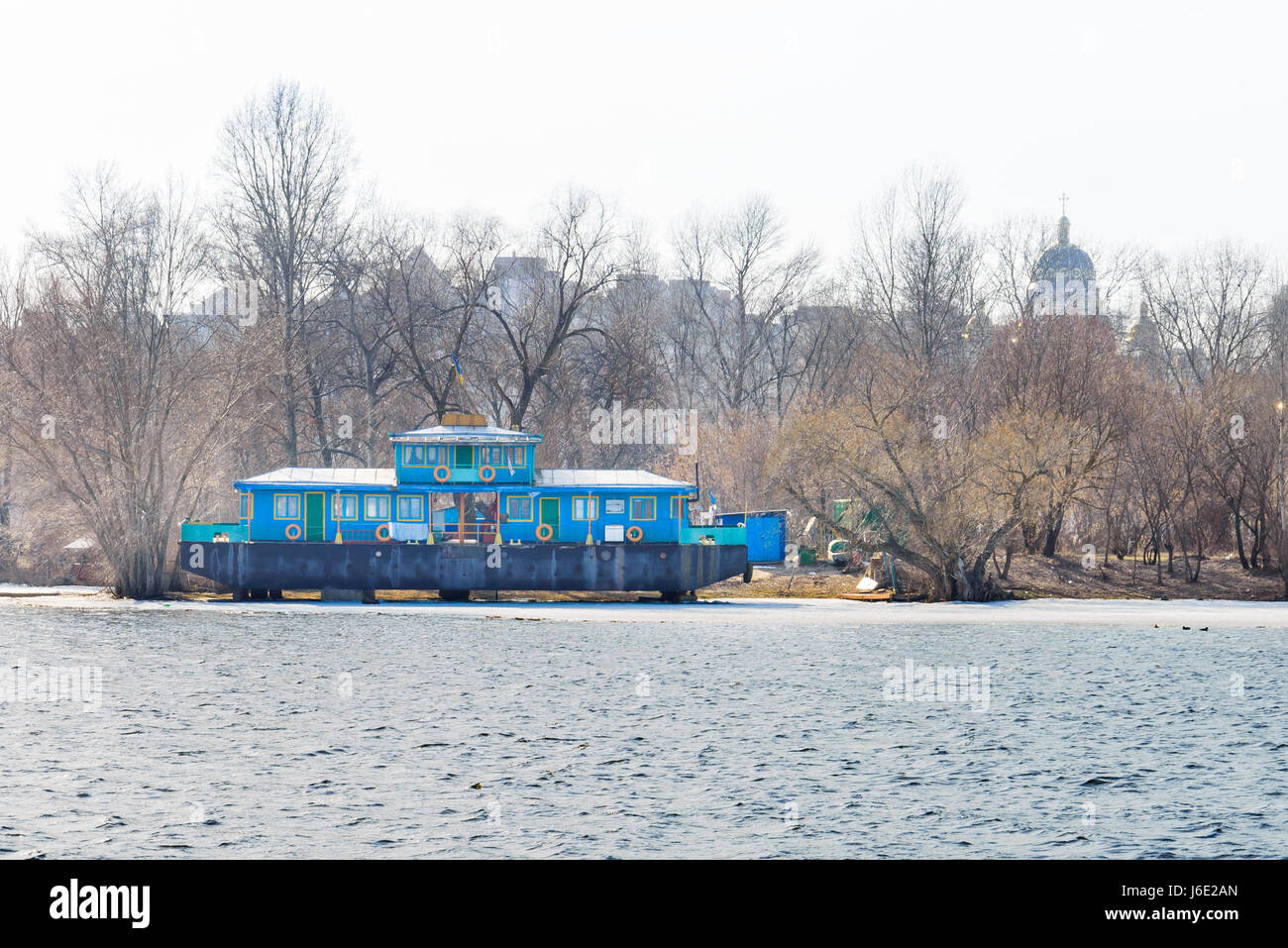 Kiev - Ucraina - Marte 1, 2017 - blu casa galleggiante sul fiume Dnieper a Kiev, Ucraina Foto Stock