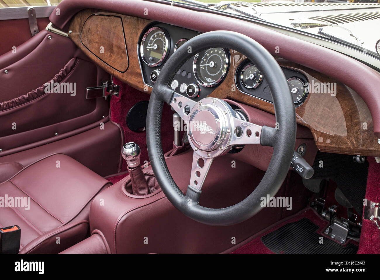 Cruscotto di un classico Morgan Auto sportiva fotografati con una pelle a  raggi Motolita Volante Foto stock - Alamy