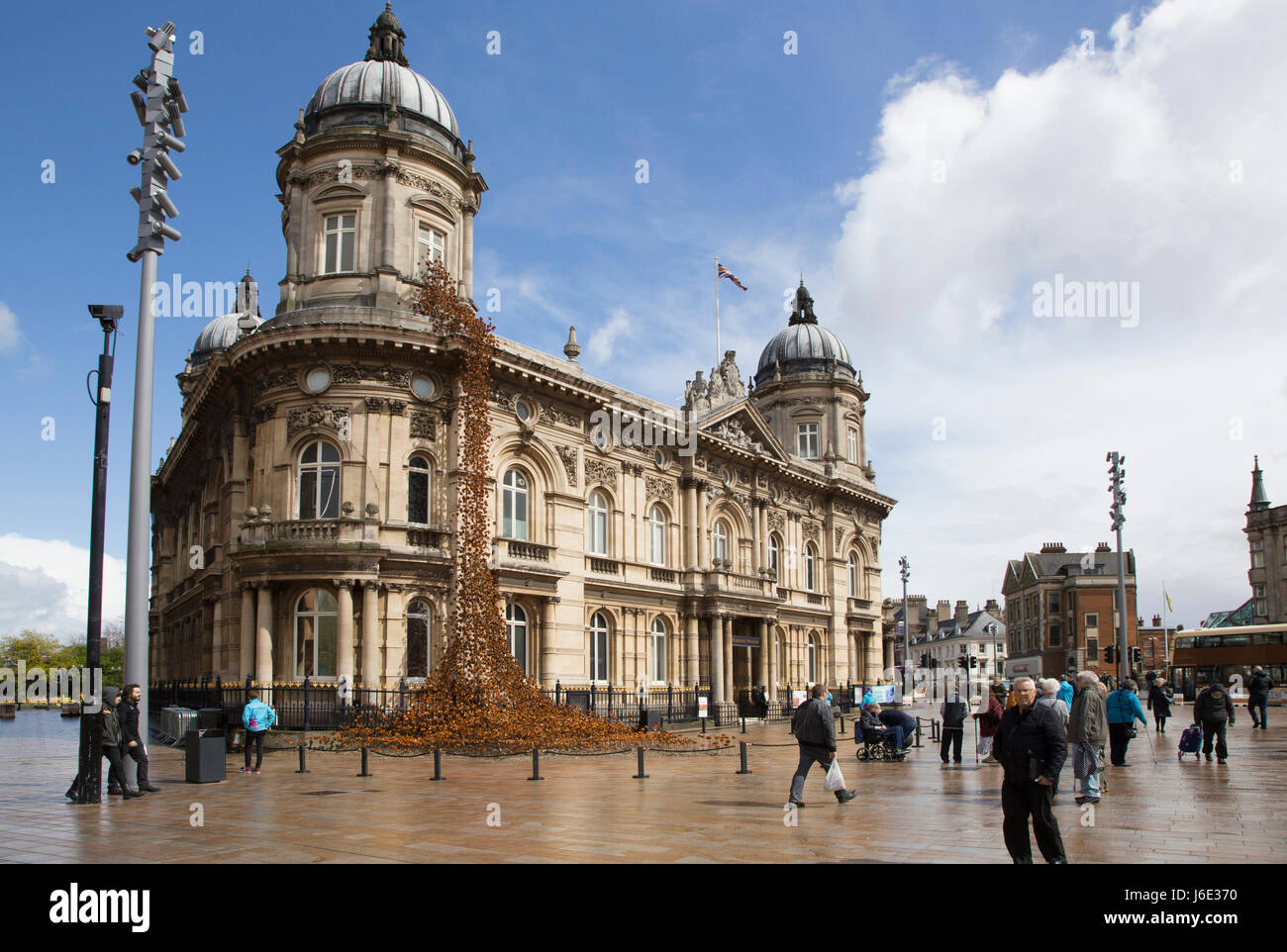 Papaveri finestra piangendo a Hull, fotografato durante il 2017 Città di cultura anno in Hull. Artista è Paolo Cummins e Tom Piper è il Designer. Foto Stock