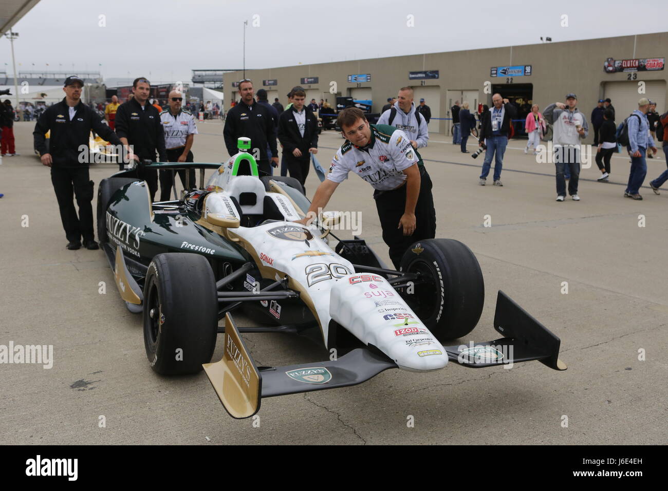 I membri di Ed Carpenter l'equipaggio di spingere la sua vettura al controllo tecnico prima del 2013 Indianapolis 500 gara. Foto Stock