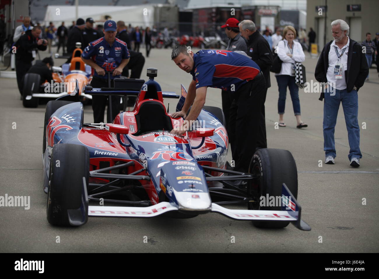 I membri per Marco Andretti equipaggio spingere la sua vettura per la ispezione tecnica garage prima del 2013 Indianapolis 500 gara. Foto Stock