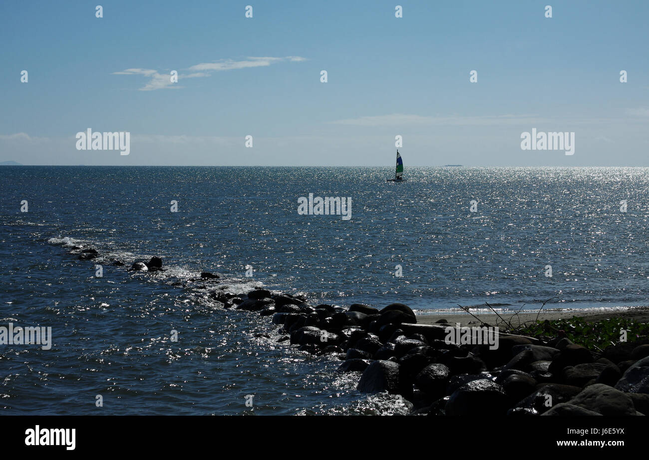 Orizzonte vela onde di larghezza di acqua salata oceano mare acqua barca a remi in barca a vela Foto Stock