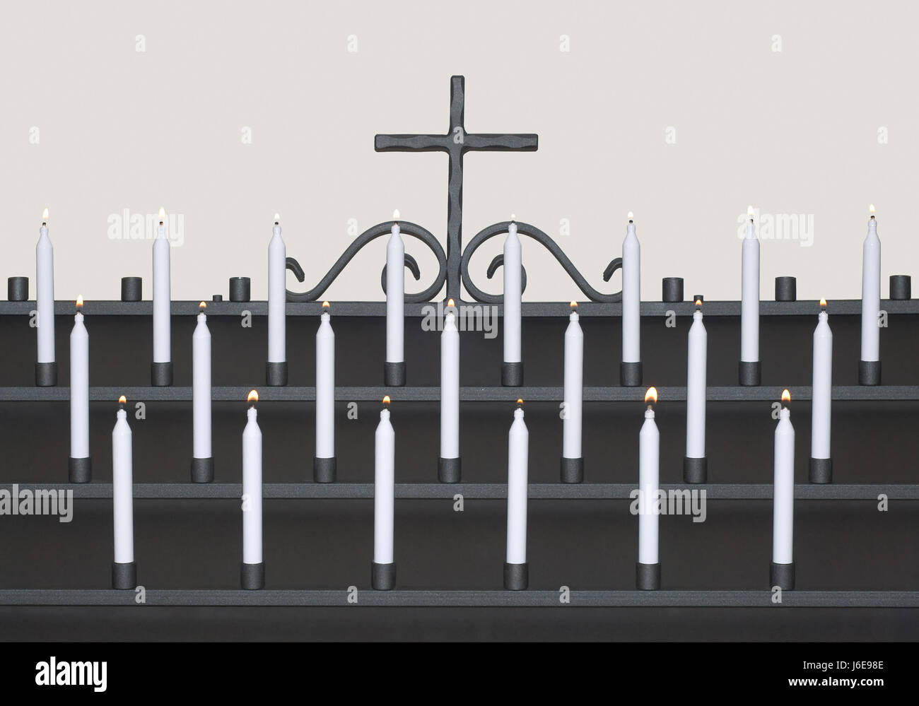 La religione credenza religiosa chiesa croce candela pregare il cristianesimo la religione Foto Stock