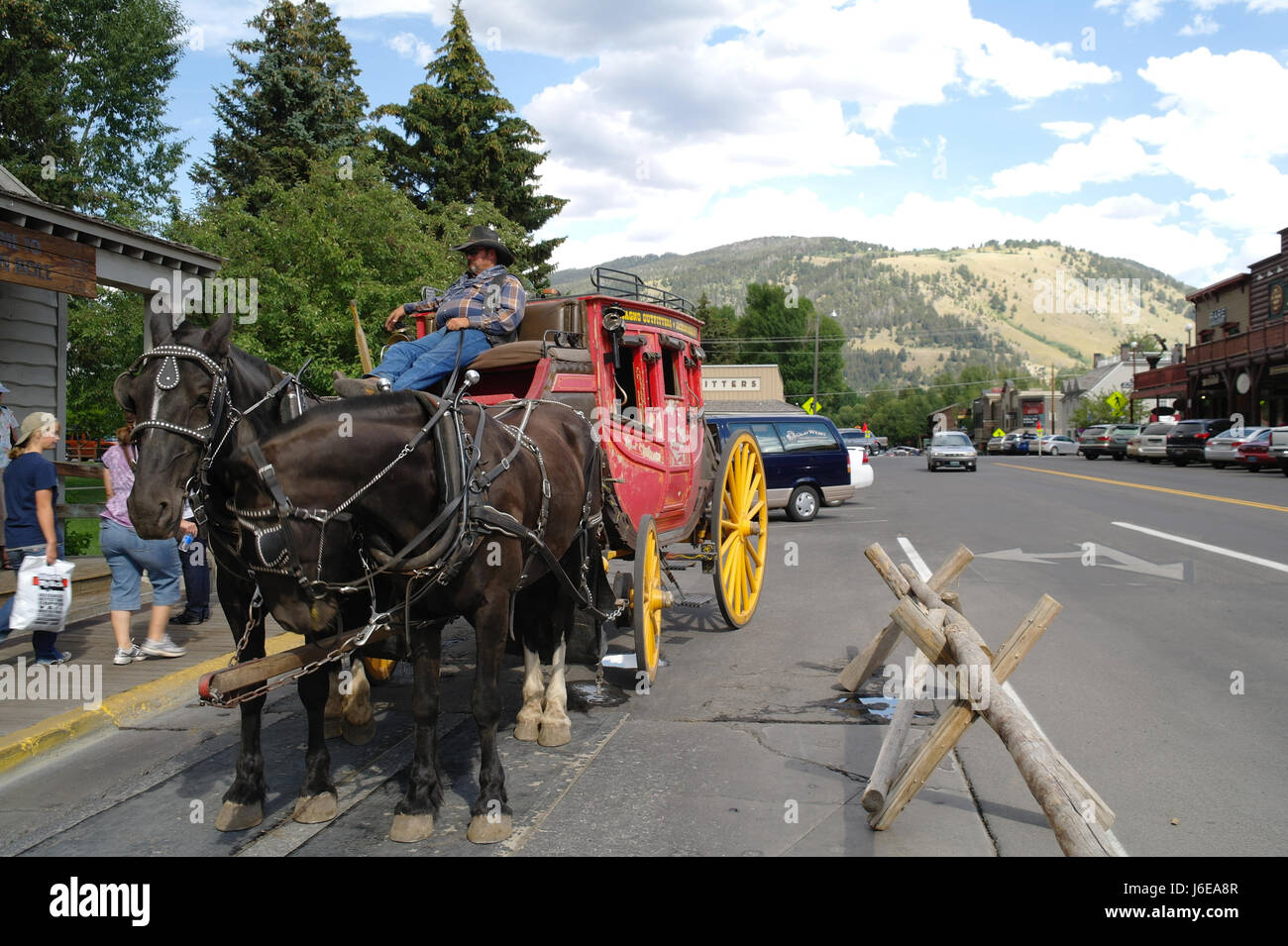 Sunny View, guardando ad est, stagecoach trainato da due cavalli parcheggiato presso la fermata dello stadio Baracca, East Broadway a sud di Cache Street, Jackson, Wyoming USA Foto Stock