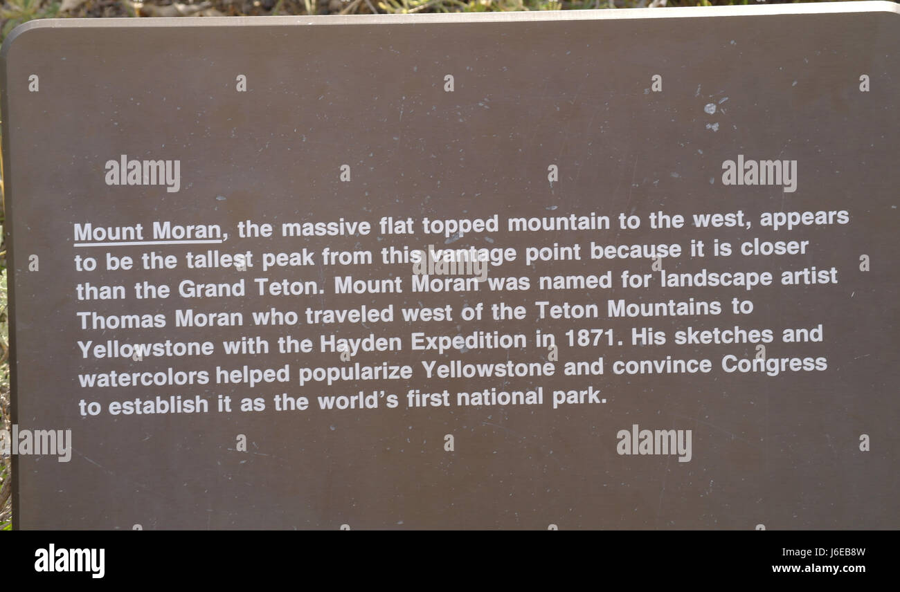 Segno di informazioni circa il nome di derivazione di Mount Moran e altezza e confronto con il Grand Teton a pranzo Tree Hill, Jackson Lake Lodge, Wyoming Foto Stock