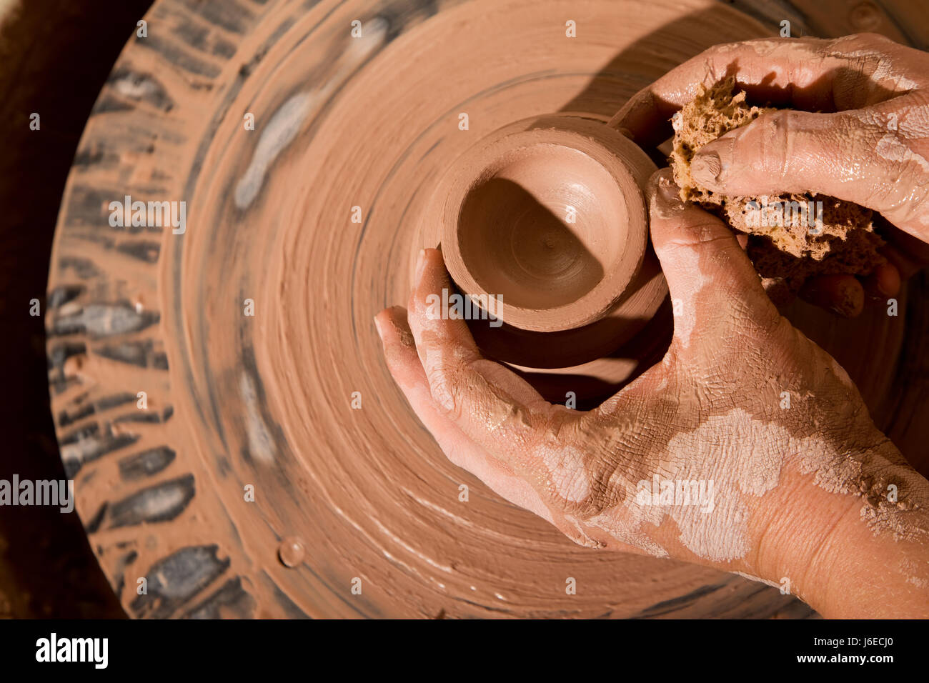 Girare a forma di spirale potter globo di terracotta il pianeta terra world design di argilla Foto Stock