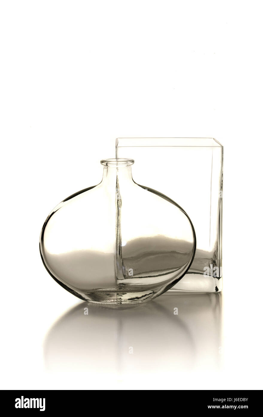 Bottiglia in vetro trasparente riflessione rettangolare trasparente rotondo Vaso bottiglia chiaro Foto Stock