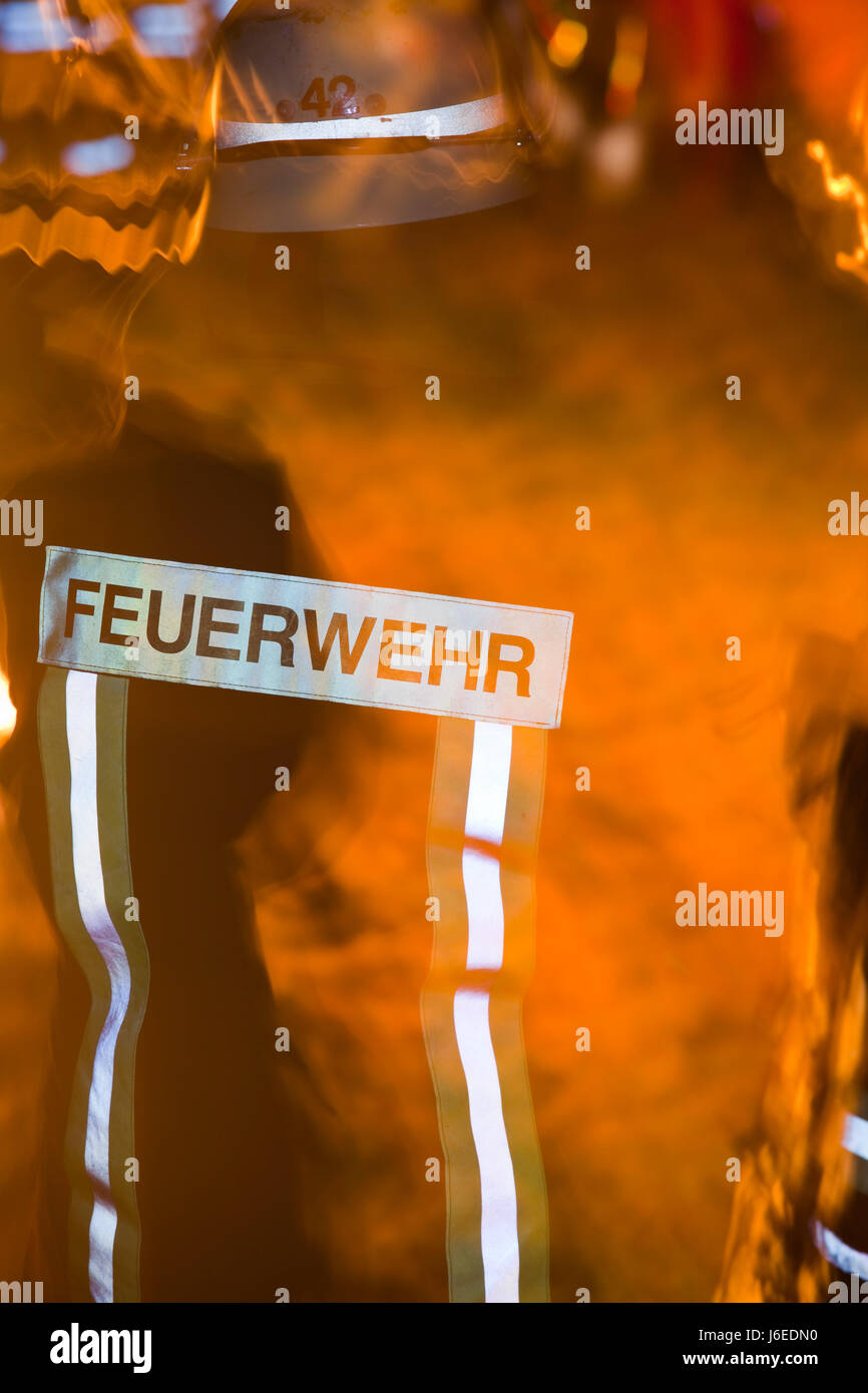 Vigile del fuoco con fiamme Foto Stock