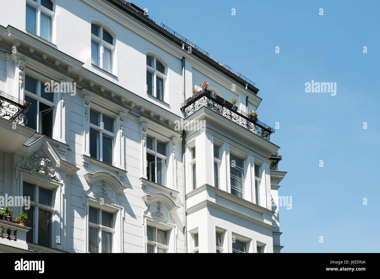 Bel vecchio edificio residenziale della facciata - esterno Foto Stock
