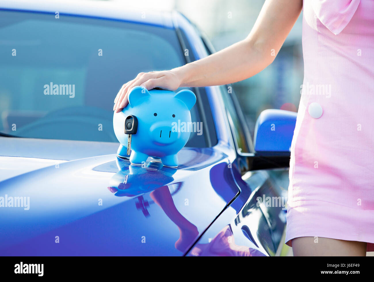 Immagine ritagliata donna cliente, agente e la nuova vettura, salvadanaio, chiave sul cofano, isolato al di fuori, all'esterno. Concessionaria che offre la linea di credito, finanza service Foto Stock