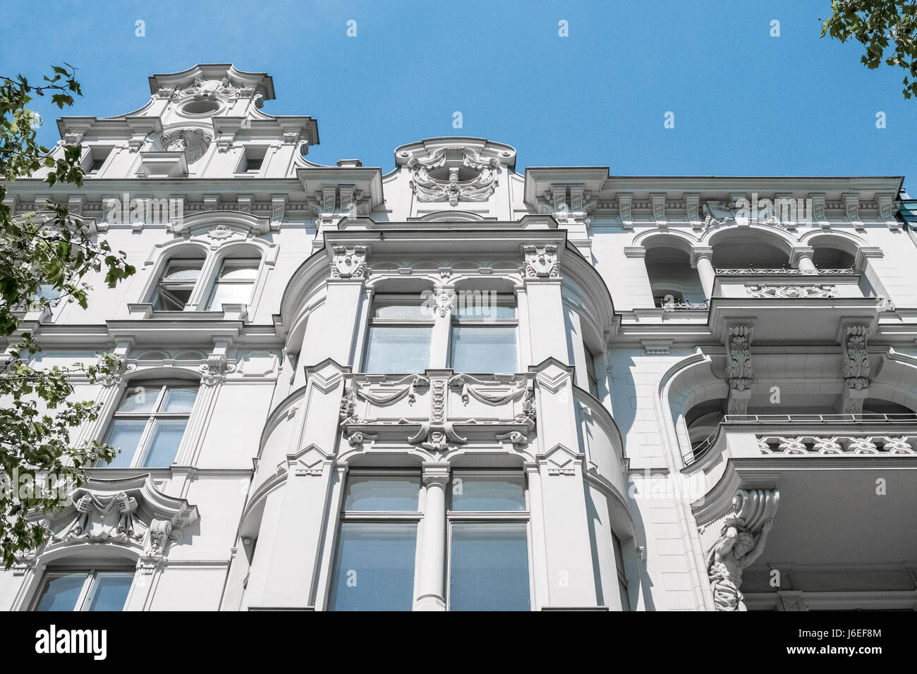 Bel vecchio edificio residenziale della facciata - esterno Foto Stock