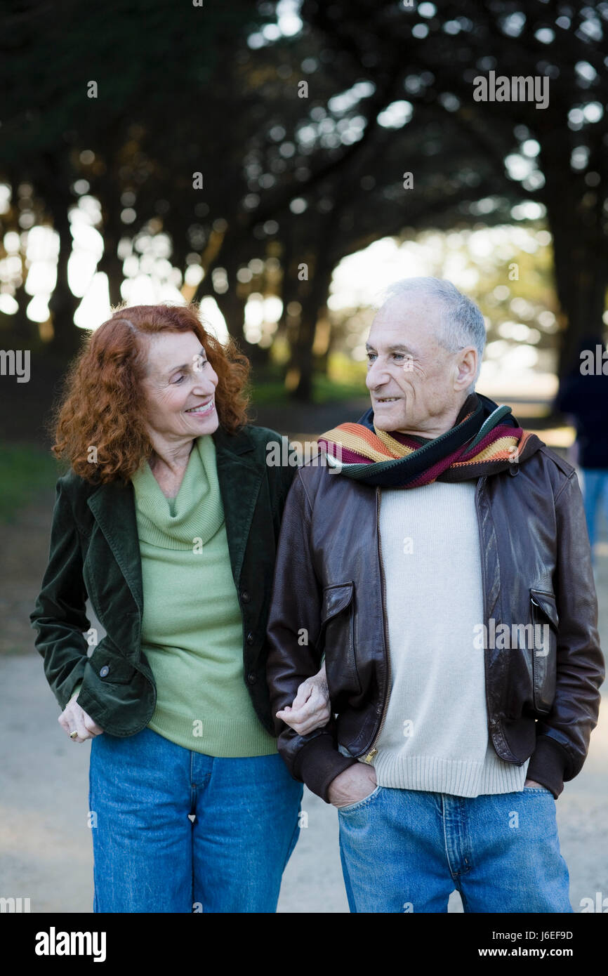 Andare a piedi andando a piedi i nonni romanticismo giovane coppia senior senior citizen Foto Stock