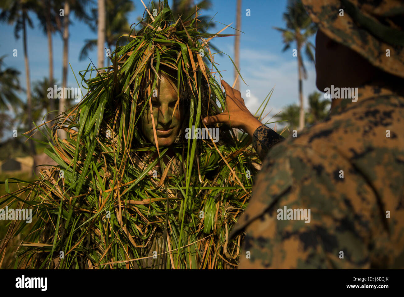 Un camuffamento di pratiche marine durante LF KARAT 2015 a Tanduo Beach, Malesia, un esercizio progettato per migliorare l'interoperabilità e le competenze operative anfibie con nazioni partner tra cui Indonesia, Malesia e Thailandia. Foto Stock