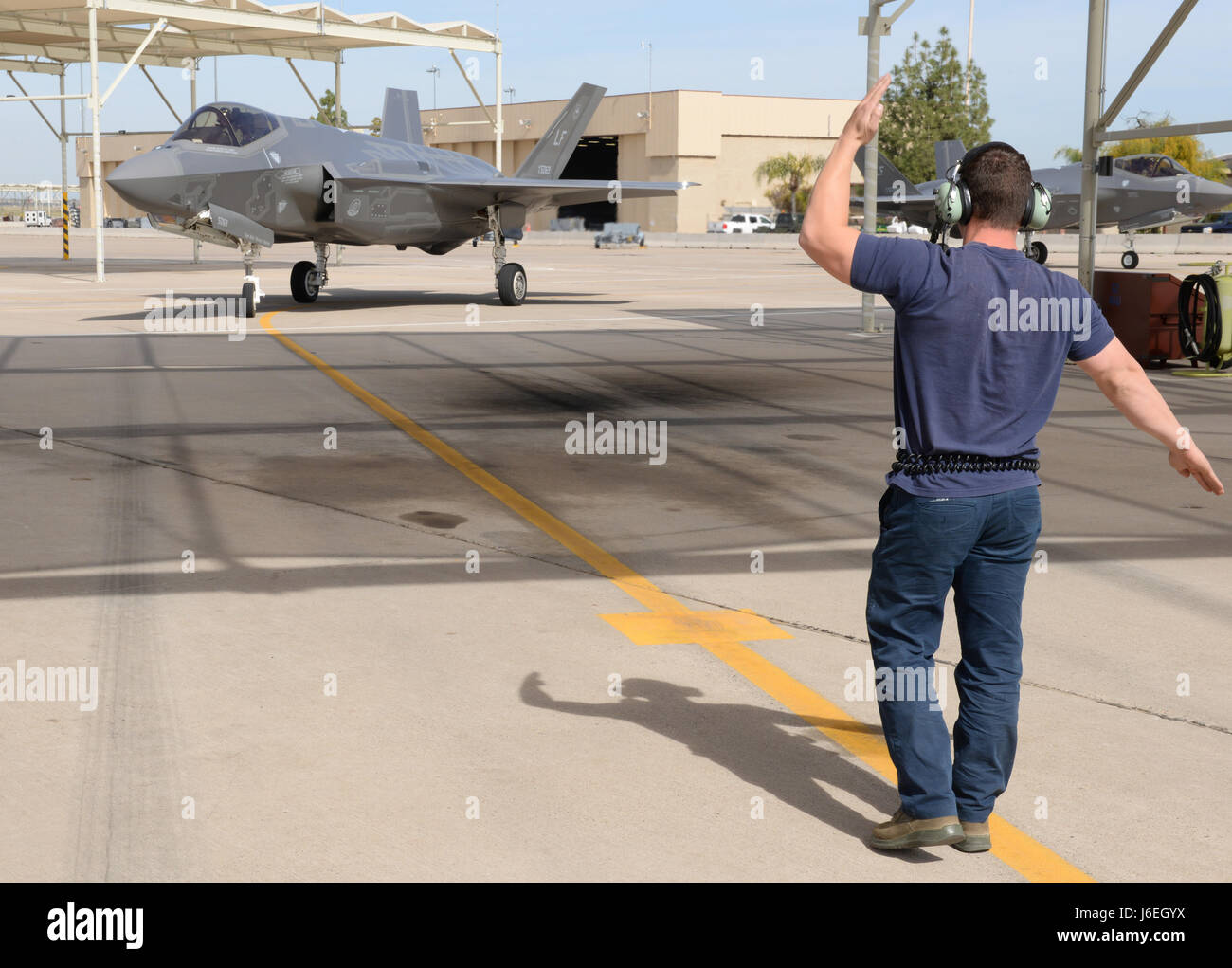 Un F-35 del 62nd Fighter Squadron taxis con guida a terra alla Luke Air Force base dopo aver completato la 500th sortita dello squadrone, supportando le operazioni di addestramento in corso condotte dal 56th Fighter Wing. Foto Stock