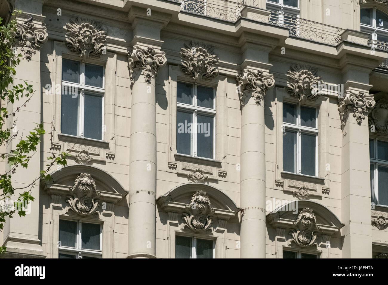 Windows sul bellissimo vecchio edificio residenziale facciata Foto Stock