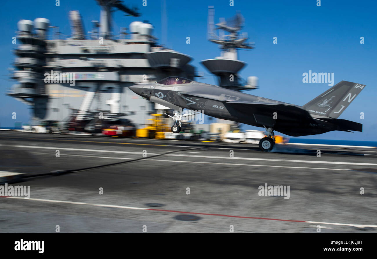 160815-N-YB023-108 OCEANO ATLANTICO (Agosto 15, 2016) Un F-35C Lightning II variante vettore assegnato al Grim Reaper di Strike Fighter Squadron (VFA) 101, la marina militare della flotta squadrone di sostituzione, si prepara a fare un arrestato atterraggio sul ponte di volo della portaerei USS George Washington (CVN 73). VFA-101 aeromobili e i piloti sono in conduzione qualifiche iniziali a bordo di George Washington nell'Oceano Atlantico. La F-35C dovrebbe essere flotta operativa nel 2018. (U.S. Foto di Marina di Massa lo specialista di comunicazione di terza classe Clemente A. Lynch) Foto Stock