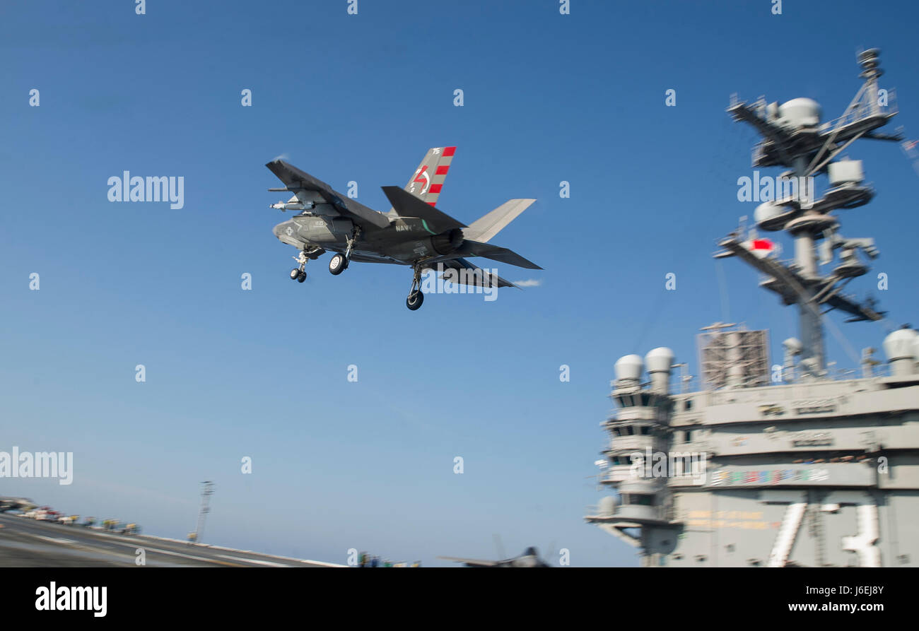 160815-N-YB023-168 OCEANO ATLANTICO (Agosto 15, 2016) Un F-35C Lightning II carrier variante, assegnato al salato cani di prova in aria e valutazione Squadron (Vx) 23, vola sopra la portaerei USS George Washington (CVN 73). VX-23 sta conducendo la sua terza e ultima prova di sviluppo (DT-III) fase a bordo di George Washington nell'Oceano Atlantico. La F-35C dovrebbe essere flotta operativa nel 2018. (U.S. Foto di Marina di Massa lo specialista di comunicazione di terza classe Clemente A. Lynch) Foto Stock