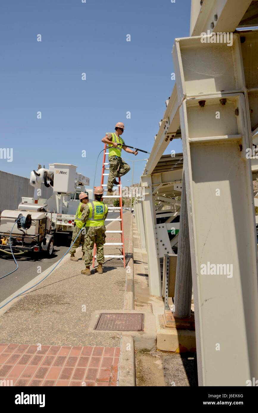 160818-N-IL474-104 SOUDA BAY, Grecia (Agosto 18, 2016) Seabees dalla Naval Facilities Engineering Command (NAVFAC), Europa Africa Asia sud-ovest opere pubbliche dipartimento, Souda Bay, Grecia, eseguire la manutenzione di routine su pannelli solari. Supporto navale attività (NSA) Souda Bay contribuisce alla Marina Grande Flotta verde iniziativa utilizzando pannelli solari per compensare utilità locale dei costi. (U.S. Foto della marina da Heather Judkins/RILASCIATO). Foto Stock