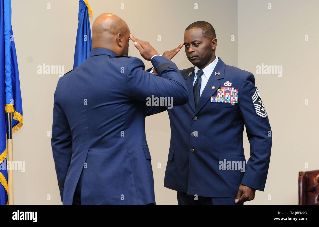 Master Chief Sgt. Harry Hutchinson, 81st formazione comando parafango chief, saluta il Brig. Gen. Trent Edwards, sede Air Force Space Command gestione finanziaria e comptroller direttore, Peterson Air Force Base, Colo., durante la sua cerimonia di pensionamento a Roberts aeromobili consolidato Impianto di manutenzione il Agosto 19, 2016 su Keesler AFB, Miss. Hutchinson pensionati con più di 29 anni di servizio militare e servite le assegnazioni multiple nello stato di Washington, Corea del Maryland, Giappone, Nevada, Dakota del Sud e in Africa. Egli ha anche lavorato come il soprintendente degli STATI UNITI Dell'esercito rosso siti di cavallo in Iraq un Foto Stock