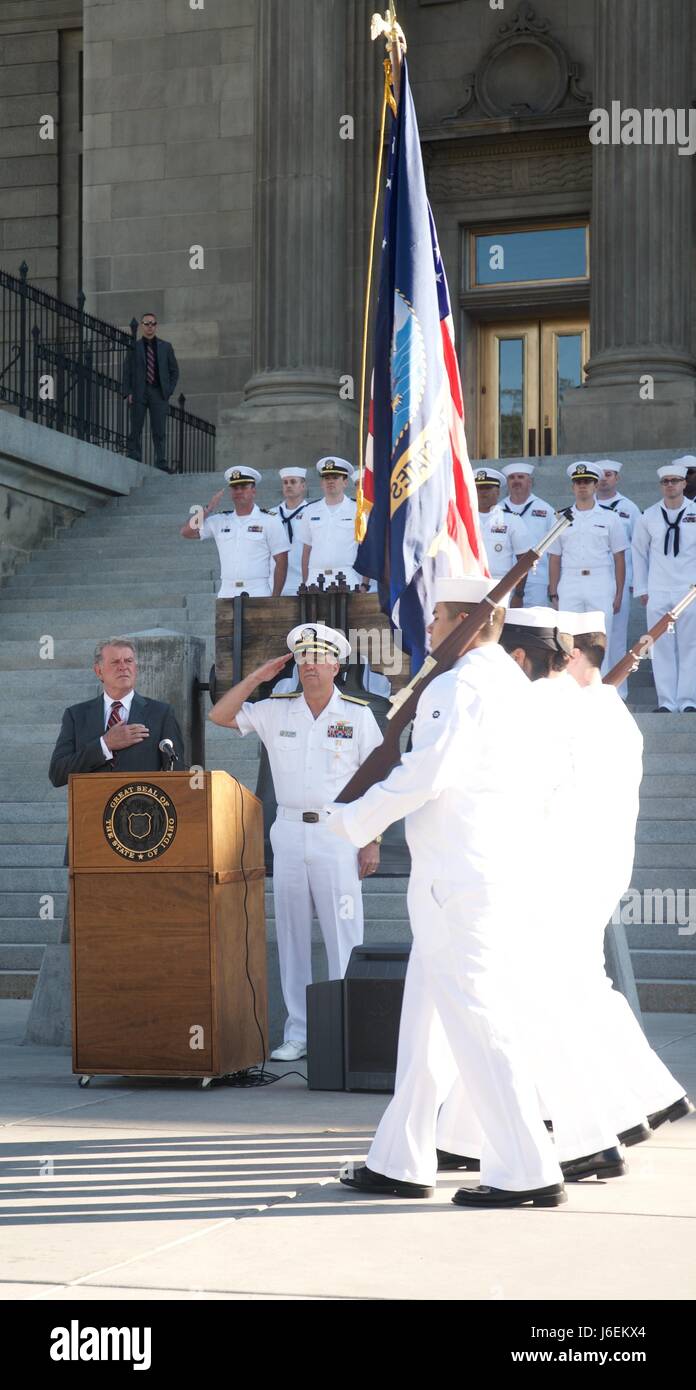 160822-N-TM919-069 Boise, Idaho (22 agosto 2016) Governatore C.L. "Butch' Lontra e Adm posteriore. Bruce Gillingham salutare la bandiera durante la presentazione di colori da NOSC Boise presso la Marina di Boise settimana kick off evento. Boise è una delle città selezionate per ospitare una marina 2016 settimana, una settimana dedicata a sollevare U.S. Navy consapevolezza attraverso irradiazione locale, nel servizio alla comunità e mostre. (U.S. Navy Foto di Kayla buono/rilasciato) Foto Stock