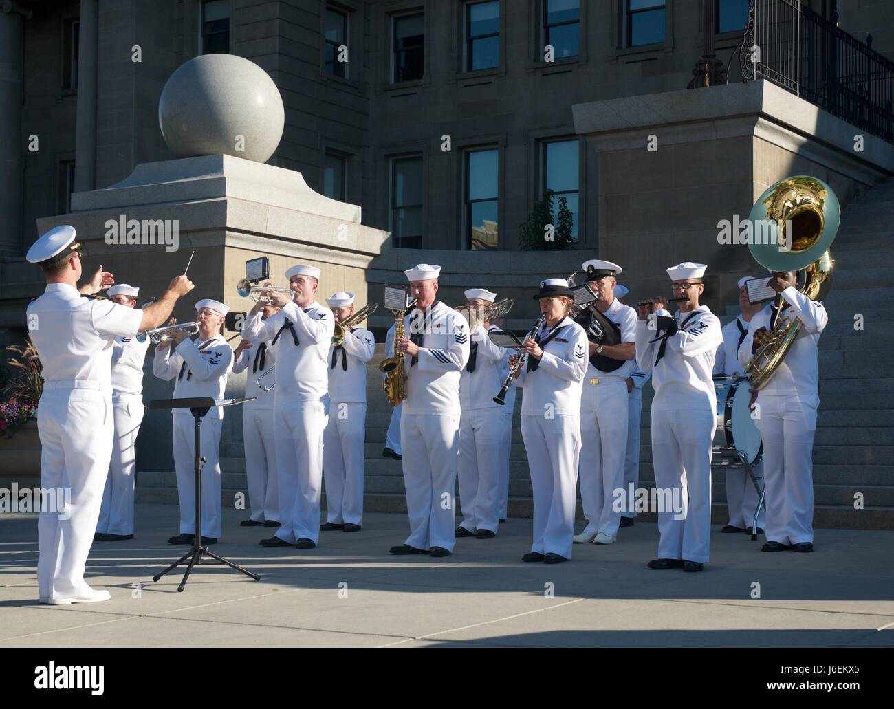 160822-N-TM919-097 BOISE, Idaho (Agosto 22, 2016) banda della marina a nord-ovest il kick-off di Boise Navy settimana presso l'Idaho State Capitol. Boise è una delle città selezionate per ospitare una marina 2016 settimana, una settimana dedicata a sollevare U.S. Navy consapevolezza attraverso irradiazione locale, nel servizio alla comunità e mostre. (U.S. Navy Foto di Kayla buono/rilasciato) Foto Stock