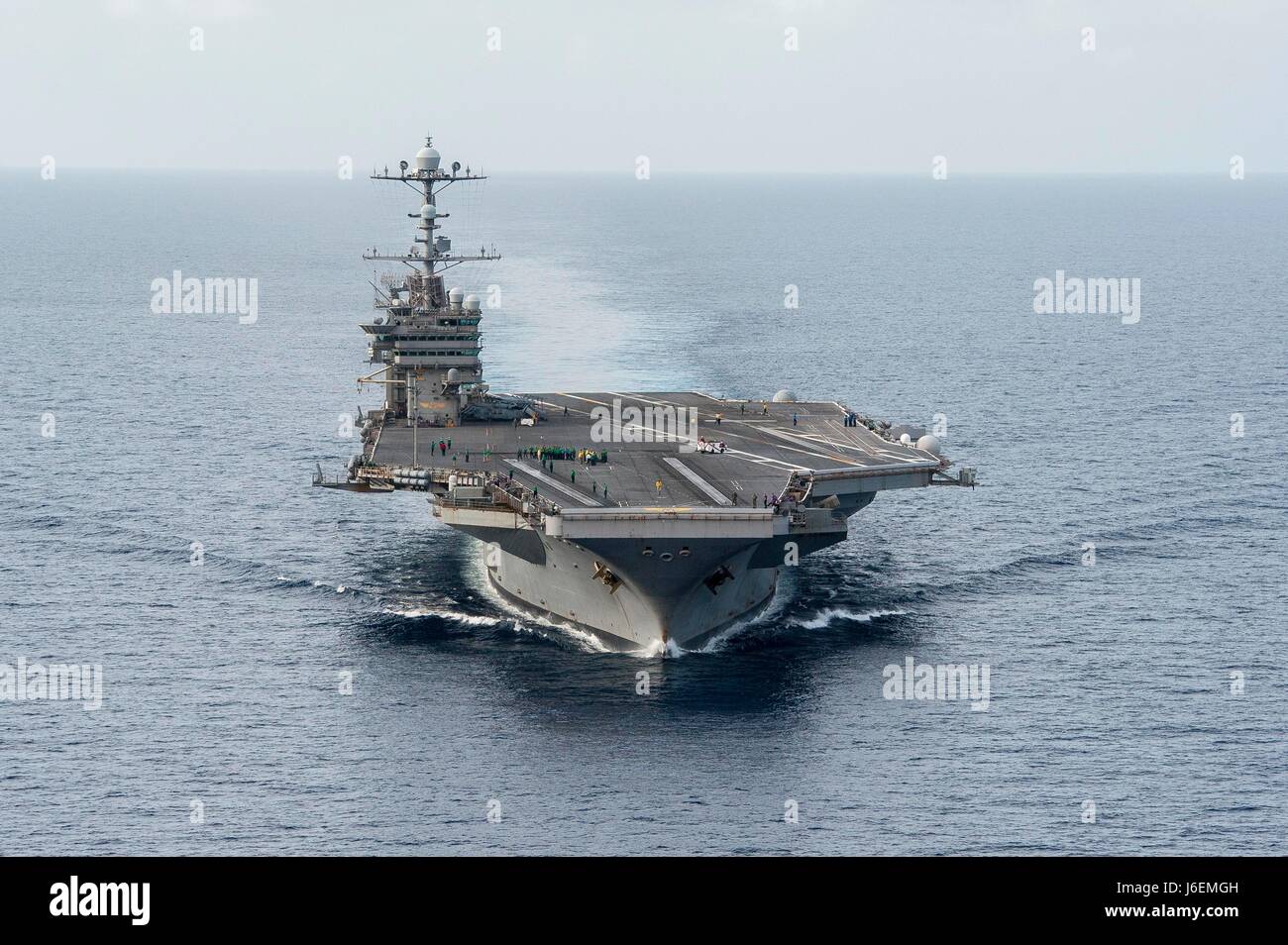 161213-N-RT036-133 OCEANO ATLANTICO (dec. n. 13, 2016) La portaerei USS George Washington (CVN 73) transita l'Oceano Atlantico. George Washington, homeported in Norfolk, è in corso la conduzione di qualifiche nell'Oceano Atlantico. (U.S. Navy foto di Sottufficiali di 2a classe di Jessica Gomez/rilasciato) Foto Stock