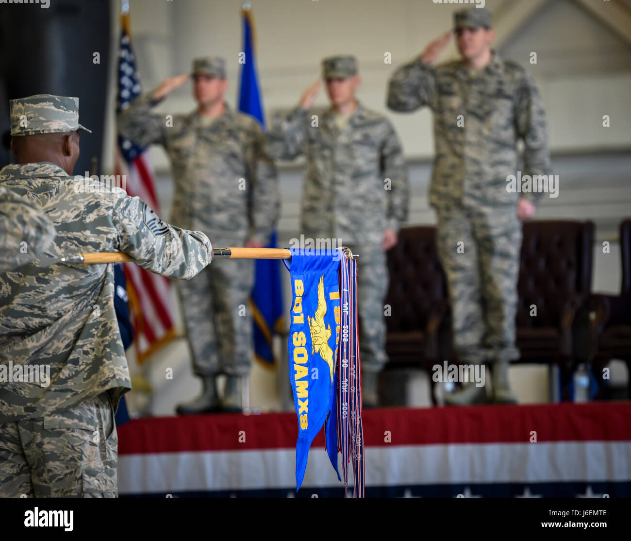 Aria Commandos e famiglie partecipano la 801st particolari operazioni di manutenzione di velivoli Squadron Modifica del comando cerimonia al campo Hurlburt Fla., Gennaio 12, 2017. Il Mag. Bryan Hogan ha preso il comando del 801st SOAMXS dal comandante uscente, Lt. Col. Philip Broyles. La 801st SOAMXS esegue le operazioni di manutenzione su CV-22 Osprey tiltrotor aerei per garantire che siano pronti a eseguire globale delle operazioni speciali. (U.S. Air Force foto di Airman 1. Classe Giuseppe Pick) Foto Stock