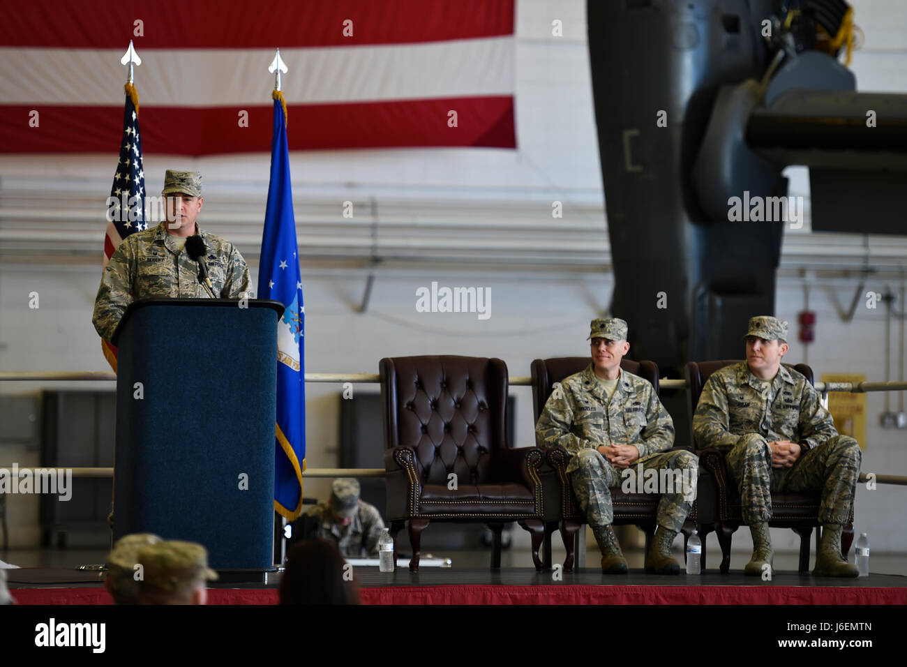 Aria Commandos e famiglie partecipano la 801st particolari operazioni di manutenzione di velivoli Squadron Modifica del comando cerimonia al campo Hurlburt Fla., Gennaio 12, 2017. Il Mag. Bryan Hogan ha preso il comando del 801st SOAMXS dal comandante uscente, Lt. Col. Philip Broyles. La 801st SOAMXS esegue le operazioni di manutenzione su CV-22 Osprey tiltrotor aerei per garantire che siano pronti a eseguire globale delle operazioni speciali. (U.S. Air Force foto di Airman 1. Classe Giuseppe Pick) Foto Stock