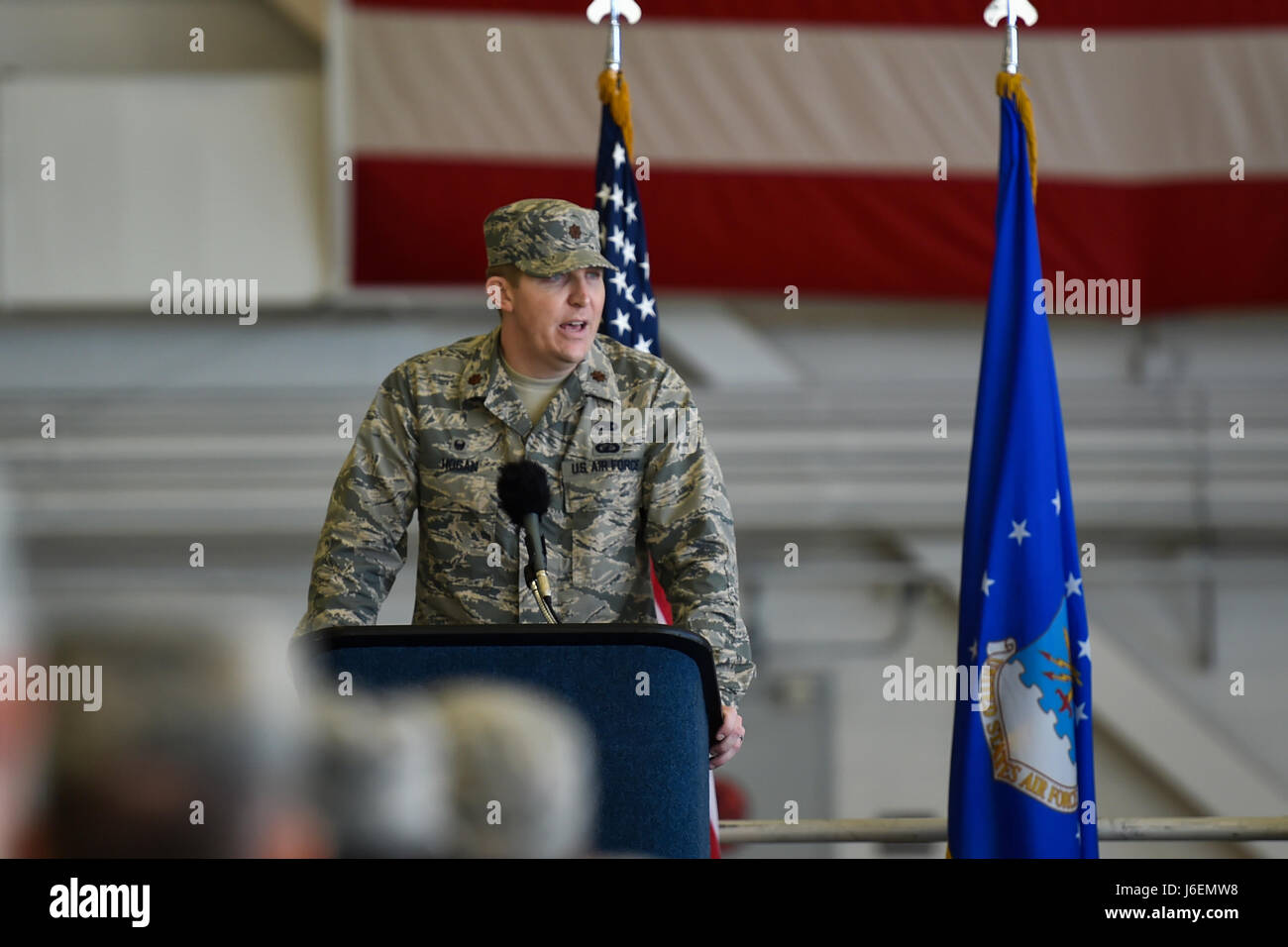 Il Mag. Bryan Hogan, comandante della 801st particolari operazioni di manutenzione di velivoli Squadron, dà commento durante un cambio del comando cerimonia al campo Hurlburt Fla., Gennaio 12, 2017. Hogan ha preso il comando del 801st SOAMXS dal comandante uscente, Lt. Col. Philip Broyles. (U.S. Air Force foto di Airman 1. Classe Giuseppe Pick) Foto Stock