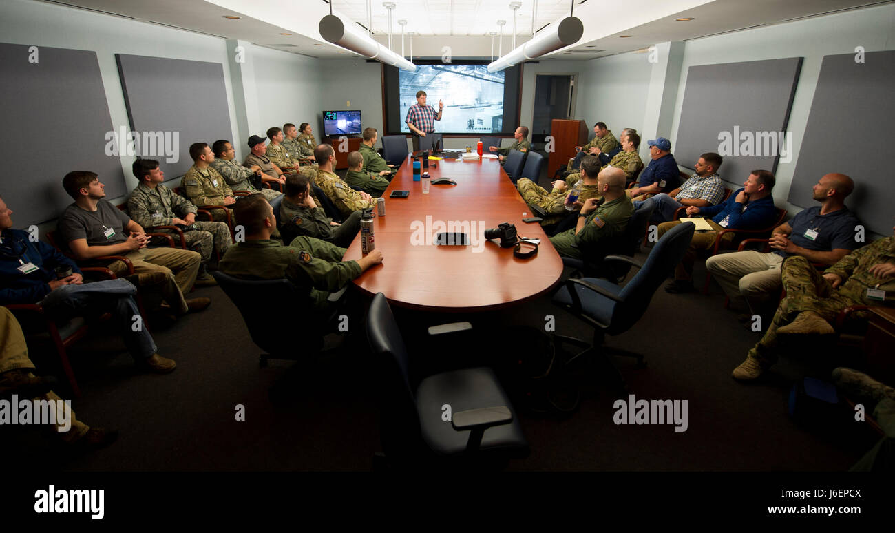 Aria Commandos frequentare un orientamento briefing al McKinley laboratorio climatiche a Eglin Air Force Base Fla., Marzo 20, 2017. L'AC-130J Ghostrider gunship è andato a il laboratorio climatiche per testare la sua competenza per funzione a 0 gradi di temperatura. (U.S. Air Force foto di Airman 1. Classe Dennis Spagna) Foto Stock