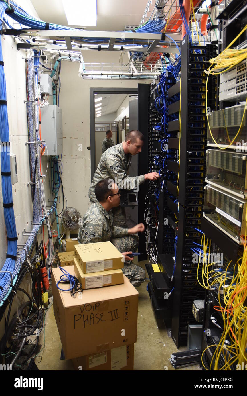 Gli avieri del volo 163d Attack Wing Communications completano la transizione della telefonia alare ad un sistema Voice-over-Internet-Protocol presso la March Air Reserve base, California. L'aggiornamento migliora l'infrastruttura di comunicazione, l'efficienza operativa e l'affidabilità della rete per il supporto missione. Foto Stock