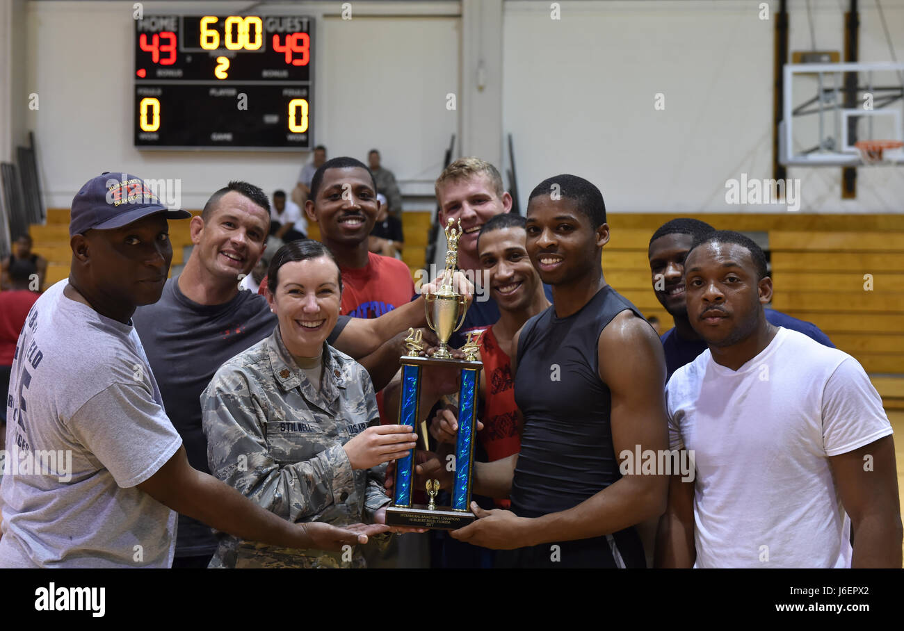 1 Operazioni Speciali di ingegnere civile squadrone della squadra di basket di celebrare con il primo posto del trofeo dopo la intramurale campionato di basket a Aderholt Centro Fitness sul campo Hurlburt Fla., Aprile 6, 2017. Il 1° SOCES bested 1 Operazioni Speciali Medical Group dal punteggio di 49 a 43. (U.S. Air Force foto di Airman 1. Classe Giuseppe Pick) Foto Stock