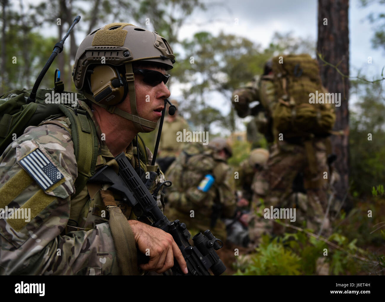 Aviazione di combattimento advisor gli studenti con il sesto Special Operations Squadron partecipa all'operazione artiglio Raven al duca Campo, Fla., 27 aprile 2017. Funzionamento artiglio Raven è il capstone evento per la Air Force Special Operations Training Center il combattimento aereo missione Advisor Corso di qualificazione. Combattere i consulenti dell'aviazione sono specificatamente addestrato e incaricato di accesso, treno, consigliare e assistere esteri forze di aviazione in airpower occupazione, di supporto e di integrazione di stranieri. (U.S. Air Force foto di Airman 1. Classe Giuseppe Pick) Foto Stock