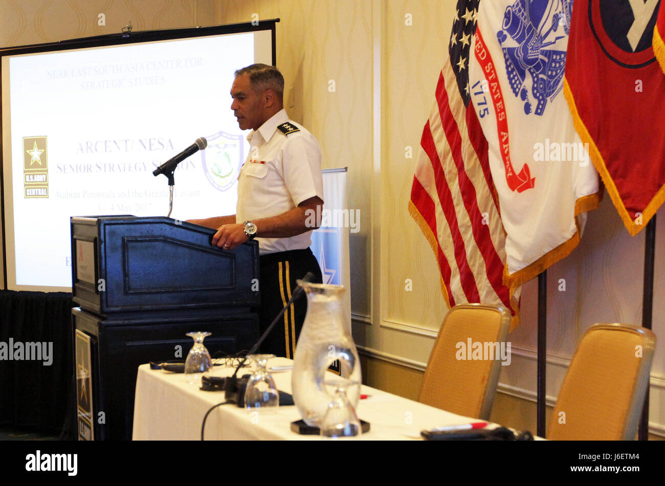 Lt. Gen. Michael Garrett, comandante generale, U.S. Esercito centrale, dà le osservazioni di apertura per il 2017 Senior Strategy Session in Tyson's Corner, Virginia, 2 maggio 2017. Nel suo commento, Garrett ha sottolineato l importanza del disegno da le lezioni apprese durante il simposio per aiutare USARCENT e le sue nazioni partner di trovare soluzioni al loro reciproco le preoccupazioni in materia di sicurezza. Foto Stock