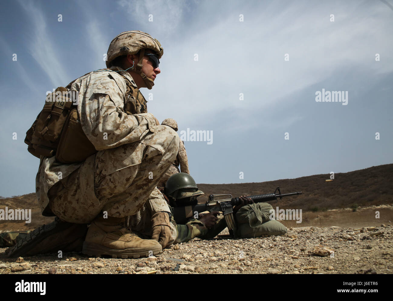 Cpl. Seth Carney, un rifleman con scopi speciali Air-Ground Marine Task Force - Risposta in caso di crisi - Africa, osserva un membro del Senegal di Compagnie Fusilier de Marin Commando fire un M16A2 service fucile durante una distanza nota gamma a Thies, Senegal, 2 maggio 2017. Marines con SPMAGTF-CR-AF e il COFUMACO condotta a quattro alla settimana di formazione professionale esercizio che includeva il combattimento avanzate tecniche di cottura, una mitragliatrice gamma e un live-fire attacco di plotone di gamma. (U.S. Marine Corps foto di Sgt. Samuel Guerra/rilasciato) Foto Stock