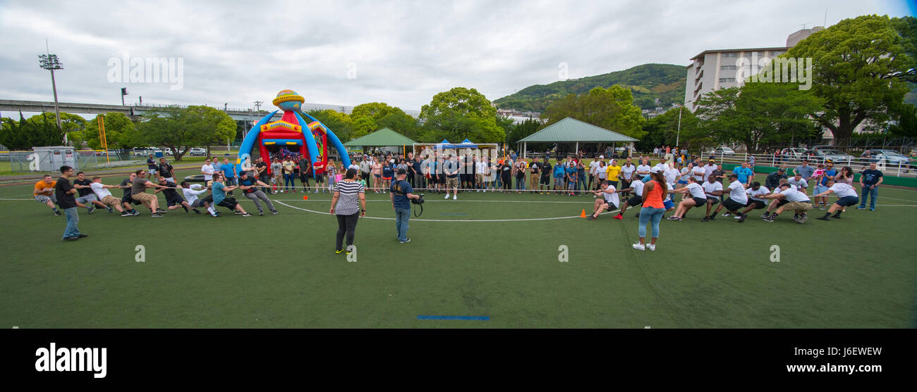 170505-N-TH560-359 Sasebo, Giappone (5 maggio 2017) marinai, assegnato all'assalto anfibio nave USS Bonhomme Richard (LHD 6), partecipano in un Tug-of-War concorrenza durante il comando picnic annuale. Bonhomme Richard, distribuita a Sasebo, Giappone, serve in avanti per fornire una rapida capacità di risposta in caso di emergenza regionale o calamità naturali. (U.S. Foto di Marina di Massa lo specialista di comunicazione di terza classe Jeanette Mullinax/rilasciato) Foto Stock