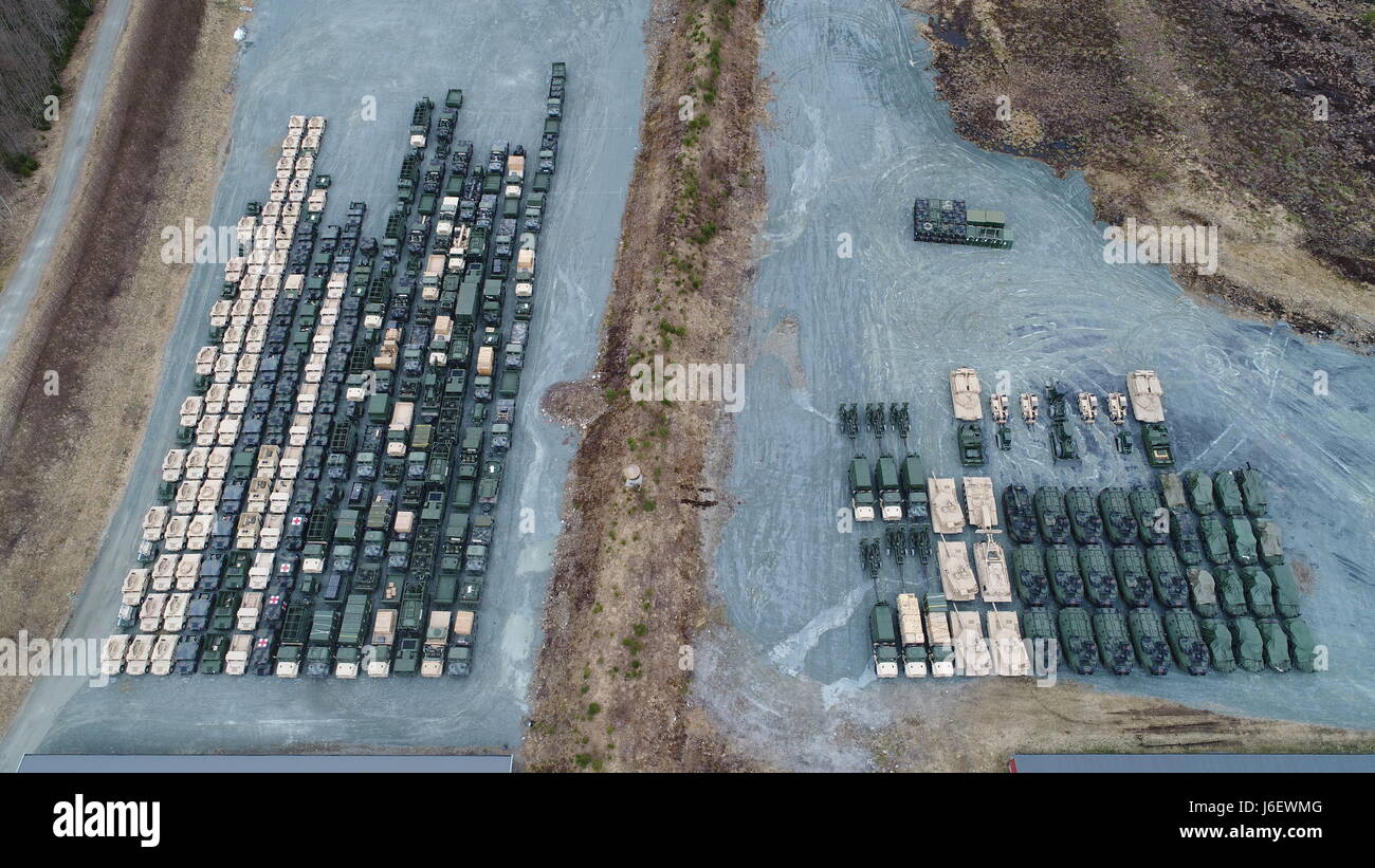 Durante la mobilità strategica esercizio 17, circa 500 principali elementi di estremità del Marine Corps attrezzature sono state prelevate dal norvegese delle grotte che sono parte del Marine Corps preposizionamento Program-Norway (MCPP-N). Le grotte sono alcune delle diverse sedi in tutto il mondo che ospitano la marcia per supportare gli imprevisti o di operazioni all'estero. Il programma permette la rapida aggregazione di una credibile, agile e flessibile Air-Ground Marine Task Force e crea operativi e le opzioni strategiche per la difesa degli Alleati e partner della NATO. (U.S. Marine Corps Photo da 2 Lt. Brett Lazaroff) Foto Stock