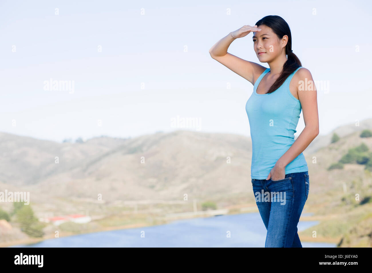 Ritratto di donna asiatica paesaggio paesaggio di campagna natura acqua donna bella Foto Stock