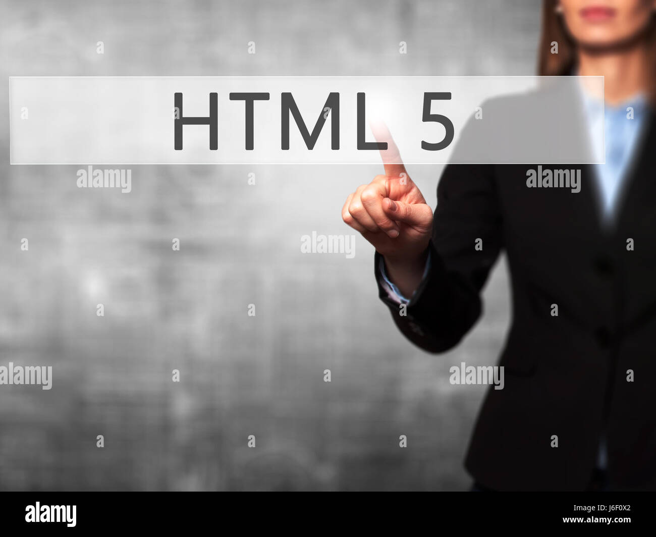 HTML 5 - Imprenditrice mano premendo il pulsante sul touch screen interfaccia. Business, tecnologia internet concetto. Stock Photo Foto Stock