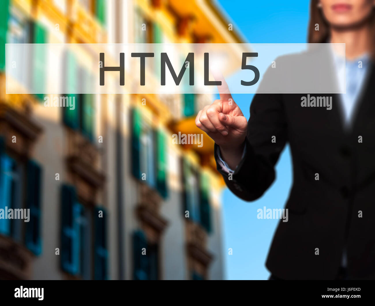HTML 5 - Imprenditrice mano premendo il pulsante sul touch screen interfaccia. Business, tecnologia internet concetto. Stock Photo Foto Stock