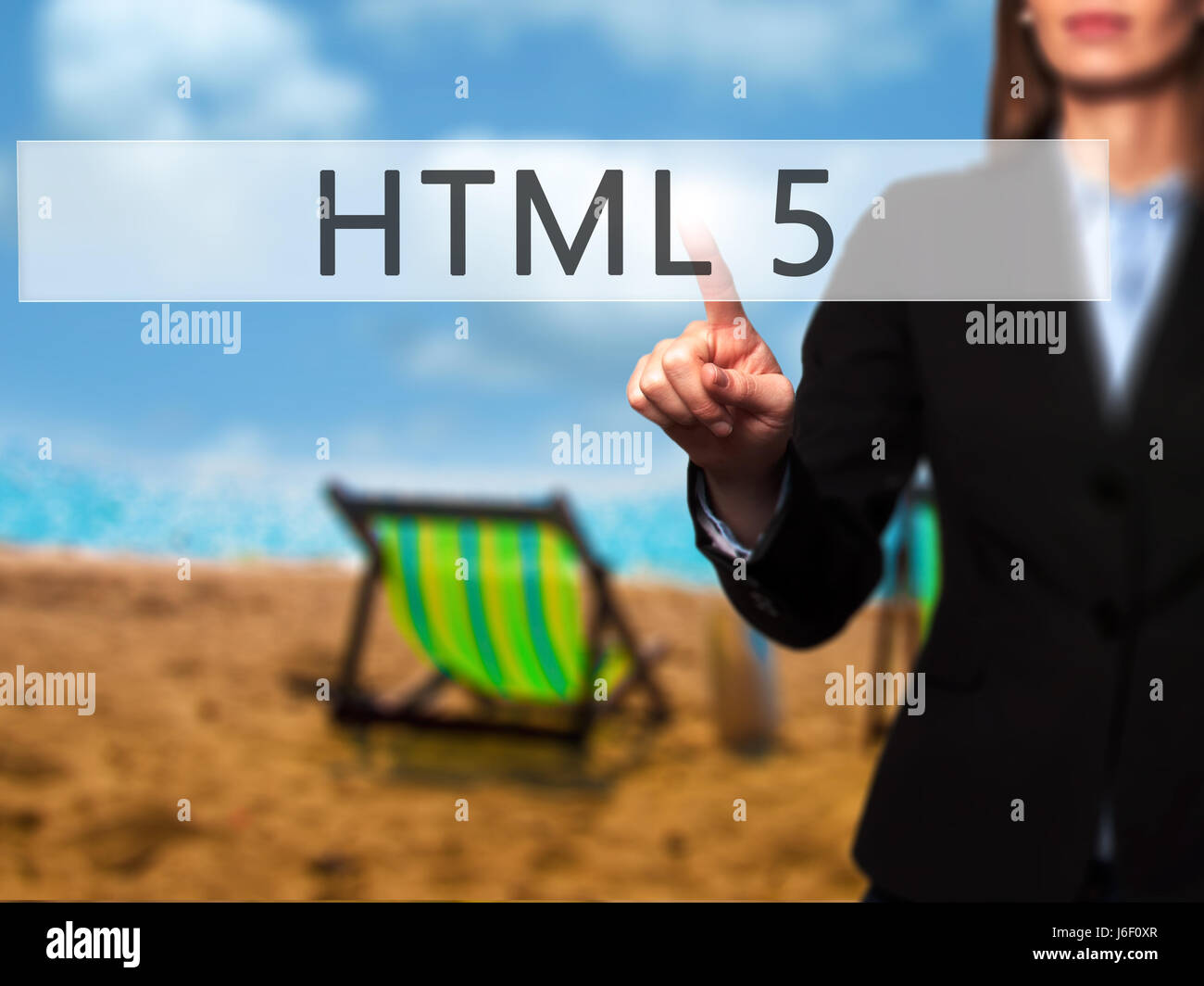 HTML 5 - Imprenditrice mano premendo il pulsante sul touch screen interfaccia. Business, tecnologia internet concetto. Stock Photo Foto Stock