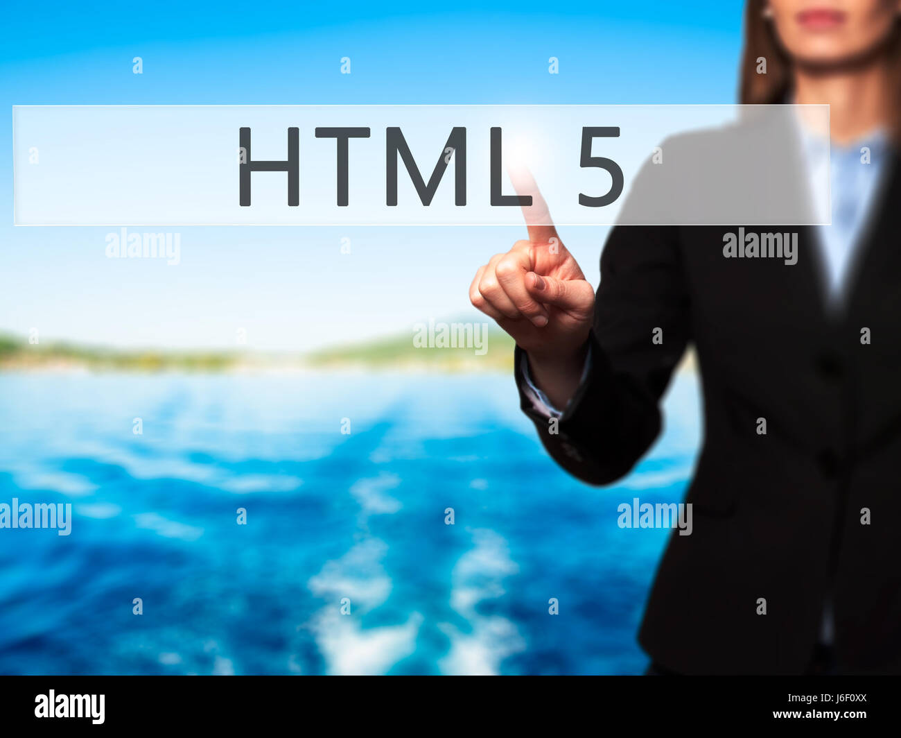 HTML 5 - Imprenditrice mano premendo il pulsante sul touch screen interfaccia. Business, tecnologia internet concetto. Stock Photo Foto Stock