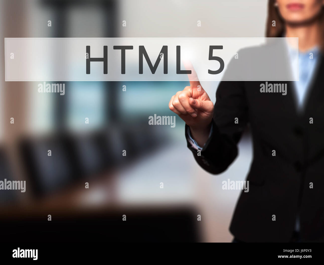 HTML 5 - Imprenditrice mano premendo il pulsante sul touch screen interfaccia. Business, tecnologia internet concetto. Stock Photo Foto Stock