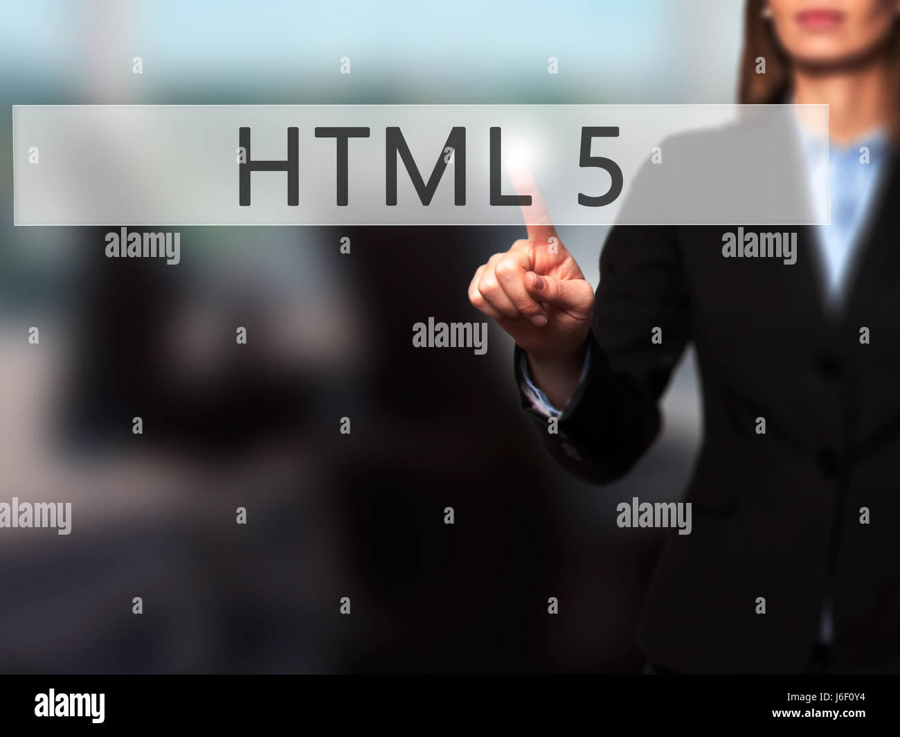 HTML 5 - Imprenditrice mano premendo il pulsante sul touch screen interfaccia. Business, tecnologia internet concetto. Stock Photo Foto Stock